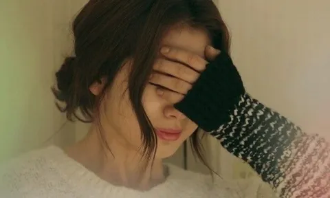 Chuông báo động vang giữa đêm, con dâu lạnh sống lưng phát hiện thứ ở cuối giường liên quan đến mẹ chồng