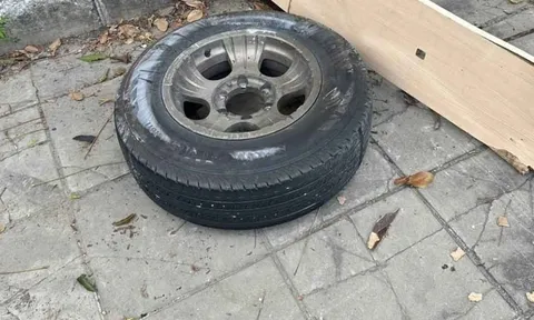 Hãi hùng: Lốp xe bán tải văng ra đập trúng đầu người đang đi xe máy, mũ bảo hiểm vỡ nát, nạn nhân nguy kịch