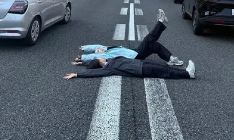 2  người phụ nữ bị chỉ trích vì nằm giữa cao tốc chụp ảnh 'sống ảo' sau tai nạn giao thông