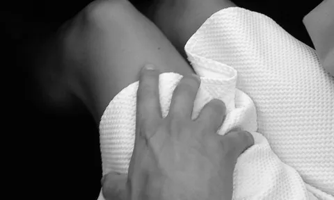 Nam MC nổi tiếng thú nhận quấy rối, giở trò đồi bại với chị vợ 5 lần: Bật khóc biện minh vì 'áp lực tâm lý'