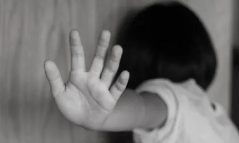 Bị mẹ bỏ rơi, bé gái 2 tuổi trèo cửa sổ cầu cứu, sống lay lắt 4 ngày chỉ với nước nhà vệ sinh