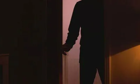 Dọn nhà thuê, cô gái bủn rủn phát hiện bí mật rùng rợn bên trong tủ quần áo đến chủ nhà cũng kinh ngạc