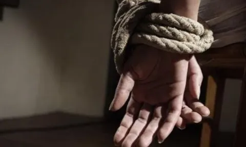 2 thiếu niên bị trói vào cột điện, đốt thuốc lá lên cơ thể và ép uống nước tiểu: Phẫn nộ hơn là sự thờ ơ của đám đông