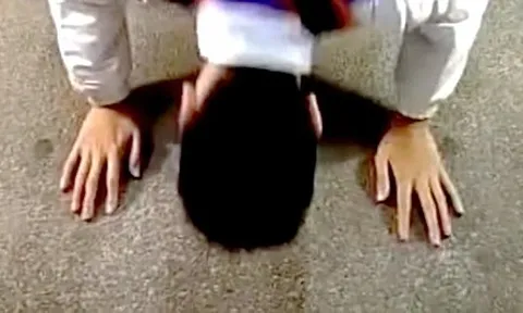 Nữ Tiktoker qua đời ở tuổi 38, chồng quỳ gối giữa sân bay xin lỗi cha mẹ vợ trong nước mắt