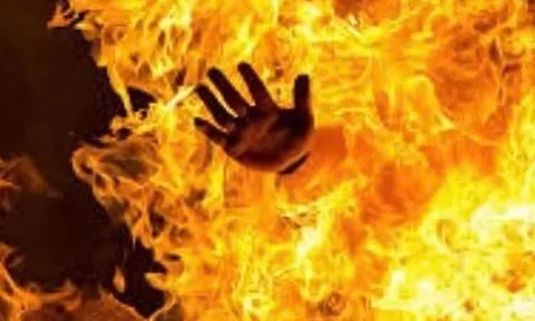 Người cha bị thiêu sống bằng xăng ngay trước mặt con trai sau mâu thuẫn với hàng xóm