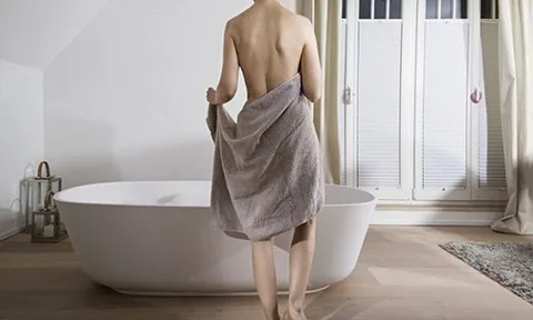 Nữ người mẫu tung ảnh khỏa thân không che trong nhà tắm khiến cư dân mạng xôn xao 