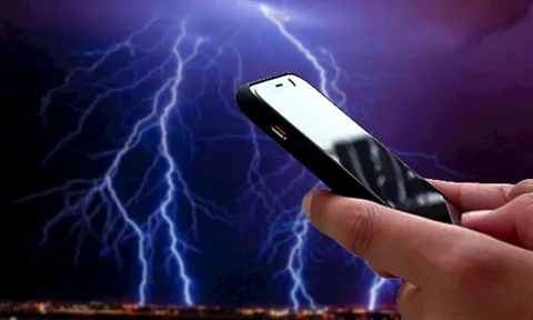 Cô gái 17 tuổi đang lướt điện thoại thì bị sét đánh, cả căn nhà nổ tung trong nháy mắt
