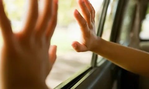 Bé trai 3 tuổi tử vong thương tâm vì bị mẹ kế để quên trên ô tô suốt 10 tiếng giữa cái nắng như đổ lửa