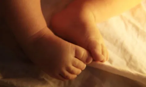 Bé trai 1 tuổi qua đời thương tâm tại nhà trẻ trước sinh nhật: Bố mẹ nén đau thương làm 1 việc không ngờ