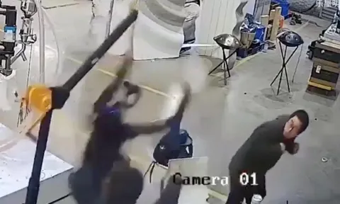 Hãi hùng Robot 'thức tỉnh', vùng vẫy tấn công người trong nhà máy: Cảnh tượng như phim viễn tưởng