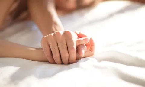 'Tiểu tam' công khai ảnh trên giường không mảnh vải che thân với chồng người khác khiến chính thức phẫn nộ
