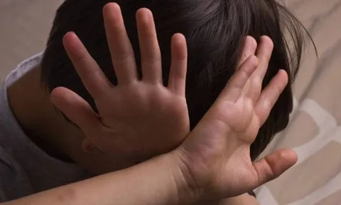 Nữ bảo mẫu bạo hành véo, đánh và giật tóc 23 trẻ nhỏ trong nhà trẻ
