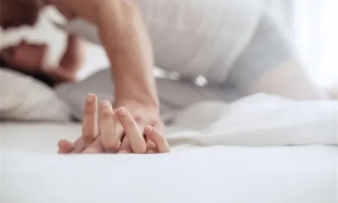 Nửa đêm nghe tiếng động lạ từ phòng giúp việc, vợ bủn rủn trước hành động đỏ mặt của chồng trên giường
