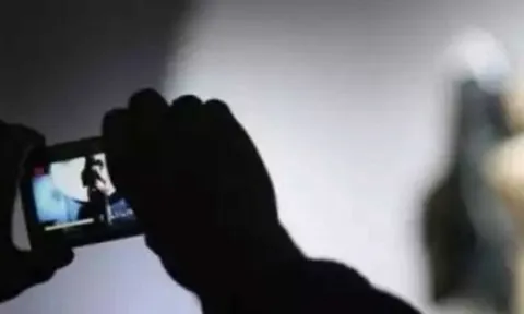 Phát hiện loạt clip nhạy cảm quay lén trong điện thoại chồng, vợ sốc nặng khi biết danh tính nữ chính