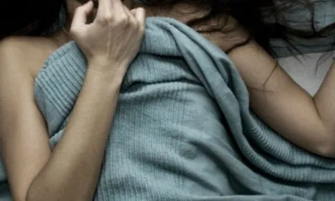 Nữ người mẫu bị vứt bên đường sau bữa tiệc xa hoa: Lời kể rúng động 'Tiếng la hét vang lên từ phòng kín' nghi bị xâm hại