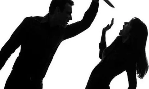 Bắt quả tang vợ đi với nhân tình sau khi phát hiện điều 'động trời' từ con trai, chồng truy sát đến cùng giữa phố
