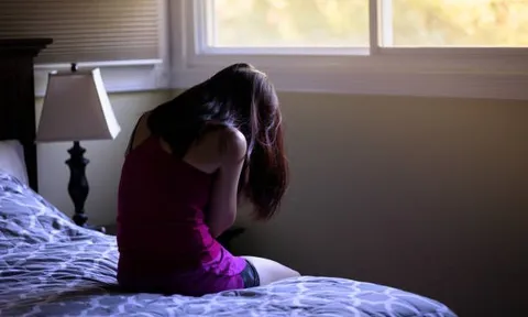 Chồng bắt quả tang vợ trên giường với bạn thân 19 năm: Tin nhắn nóng mắt, hành vi động trời