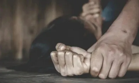 Nữ sinh đi bộ đi học bị kẻ lạ mặt cố ý tông xe, kéo vào chỗ vắng xâm hại: Nghi phạm được tuyên vô tội sau khi nhận tội