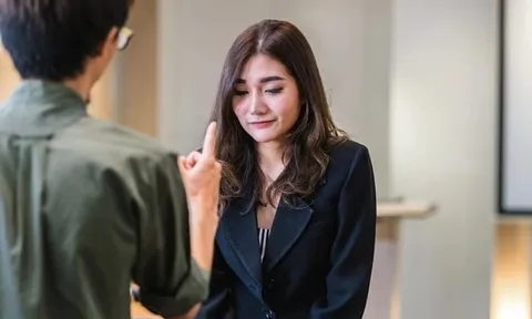 Nữ nhân viên tung tin nhắn của sếp với yêu cầu không thể chấp nhận nổi và cách đáp trả khiến dân mạng hả hê