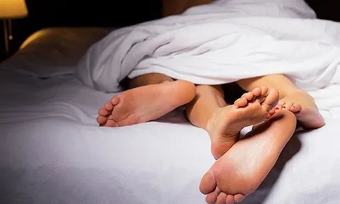 Đặt máy quay lén trước khi đi công tác, chồng nóng mặt chứng kiến cảnh vợ và nhân tình trên giường