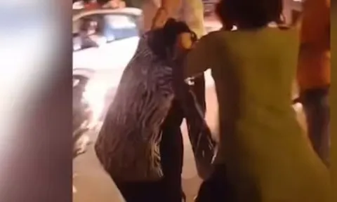 Đi bắt gian, vợ bị chồng và 'tiểu tam' hợp sức túm tóc, kéo lê giữa phố: Người đi đường chỉ đứng nhìn