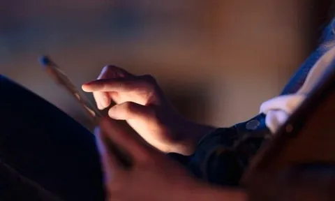 Chồng sốc nặng phát hiện vợ gửi clip nhạy cảm cho 3 người đàn ông, quyết định làm 1 việc cực gắt để trả thù