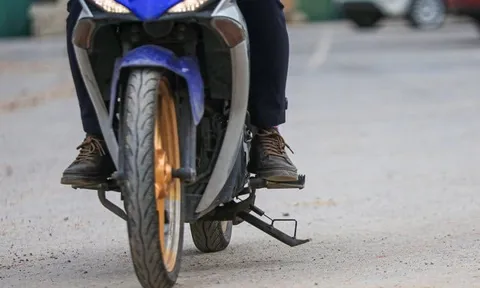 Từ nay: Cố tình gạt chân chống khi lái xe máy có thể bị phạt đến 10 triệu, thậm chí tước giấy phép lái xe