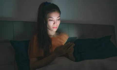 Tác hại đáng sợ của thức khuya, bác sĩ cảnh báo: Dậy muộn không bù được tổn thương