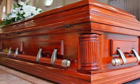 Người phụ nữ bất ngờ bật dậy từ quan tài giữa lúc chuẩn bị an tang khiến gia đình hoảng hốt