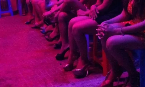 Đột kích quán karaoke phát hiện bí mật động trời: Hai thiếu nữ 15, 16 tuổi bị ép bán dâm, tú bà lộ diện