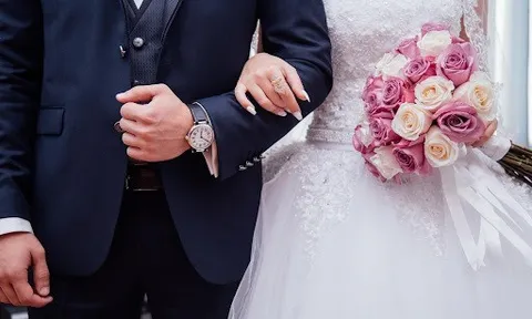 Xót xa: Chú rể bị tai nạn qua đời trước giờ tổ chức hôn lễ, cô dâu mặc áo cưới ngồi khóc bên linh cữu