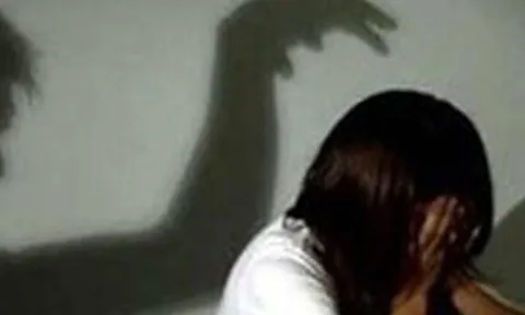 Gã đàn ông biến thái dụ bé gái 10 tuổi vào rừng để giở trò đồi bại: Vợ con sững sờ nhìn chồng bị còng tay