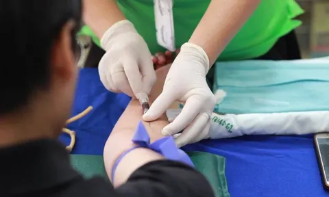 Khám tiền hôn nhân, cô dâu phát hiện bị HIV yêu cầu bác sĩ giấu kín: Chồng nhiễm bệnh tức giận đòi trả thù bác sĩ