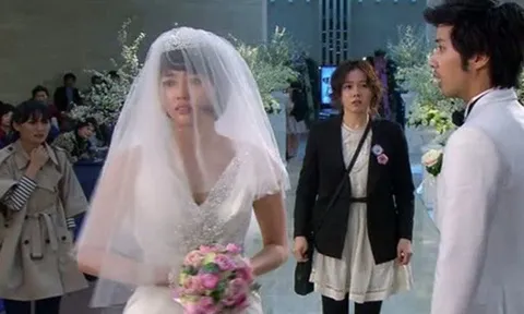 Người yêu cũ đến dự đám cưới vô tư ôm chú rể: Cô dâu nói 1 câu khiến đối phương vội vã bỏ về, họ hàng 2 bên ngỡ ngàng