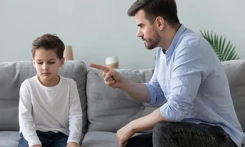 Chồng gục ngã phát hiện đứa con mình nuôi 10 năm qua là con của người khác, làm 1 việc khiến vợ không dám ngẩng mặt