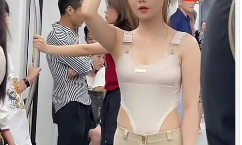Cô gái xinh như hot girl vô tư diện đồ nhạy cảm trên tàu khiến ai nấy đỏ mặt