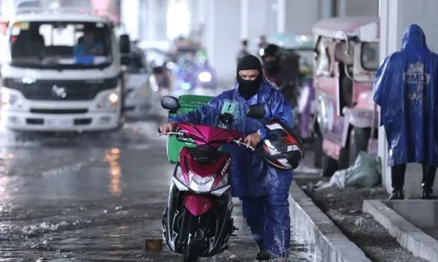 Từ nay: Dừng xe mặc áo mưa không đúng quy định sẽ bị xử phạt và bị trừ 10 điểm giấy phép lái xe