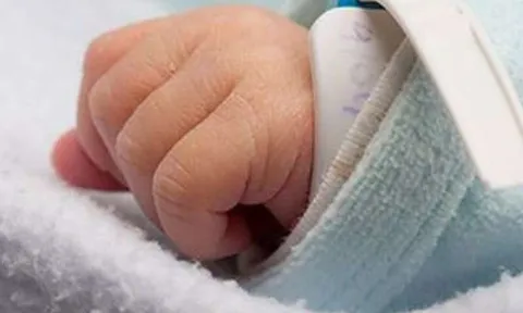 Người đàn ông ném bé 18 tháng tuổi xuống sàn sân bay: Lời khai rùng mình khiến dư luận phẫn nộ