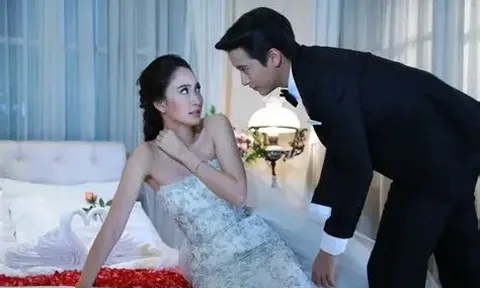 Mừng vì lấy được chồng giàu, đêm tân hôn vợ tái mặt bỏ của chạy lấy người khi thấy cảnh tượng trên giường