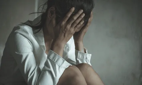 Nửa đêm chồng lao ra ngoài sau cuộc gọi của người yêu cũ, vợ bí mật đi theo chứng kiến cảnh tượng đau lòng