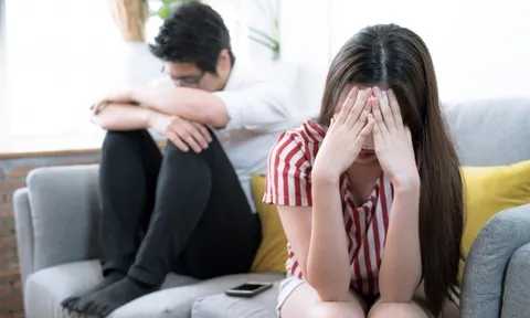 Bắt quả tang vợ bầu trên giường với người yêu cũ, nghe lời giải thích, chồng chua xót lặng lẽ bước đi