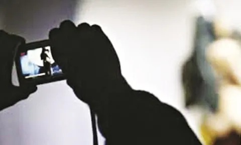 Bạn gái nói bị tình cũ chặn đường, giữ điện thoại ép phải ngủ với anh ta nhưng 1 hành động lại khiến tôi nghi ngờ