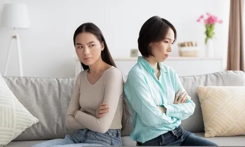 Cứ nửa đêm mẹ chồng lại sang nhìn trộm phòng con dâu, bí mật bị bóc trần sau khi lắp camera