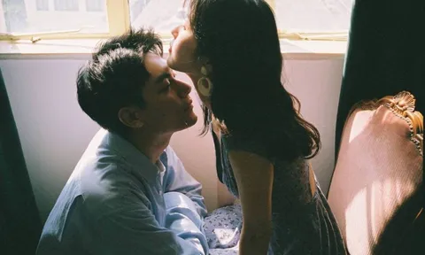 Lần đầu ân ái, bạn trai buột miệng 7 chữ gây sốc khiến cô gái bàng hoàng quấn khăn chạy ra ngoài