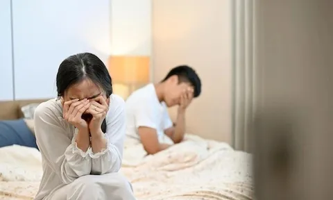 Phát hiện vợ vẫn giữa ảnh nóng với tình cũ trong điện thoại, chồng ám ảnh không dám gần gũi mỗi đêm