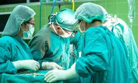 Người đàn ông 61 tuổi sốc nặng vì cơ thể đầy ký sinh trùng bò từ phổi ra da