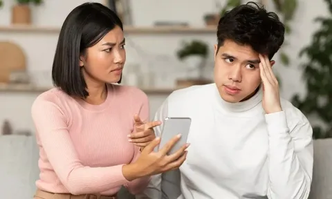 Cứ nửa đêm là chồng sang phòng làm việc ngủ, vợ nghi ngờ gắn camera, kết quả sợ hãi đến lạnh sống lưng