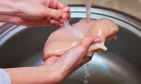 Sai lầm tai hại mà rất nhiều người mắc phải khi rửa thịt gà khiến cả nhà dễ ngộ độc, biết ngay để thay đổi