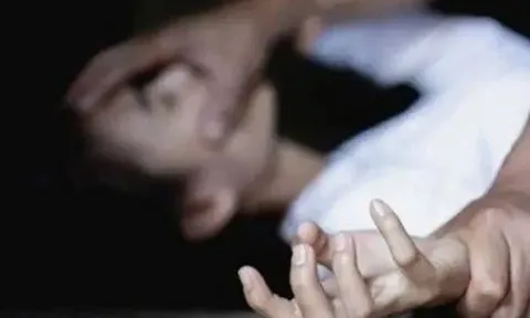 Giận chồng bỏ đi, người phụ nữ bị xâm hại tập thể rồi bị đẩy xuống đường ray mất một chân