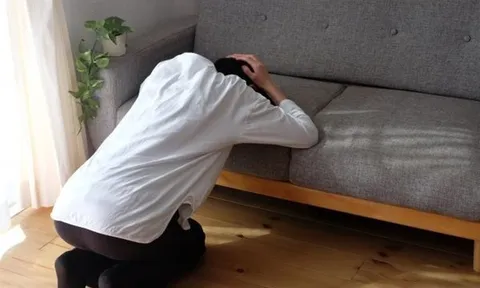 Bắt tại trận vợ ngoại tình với đồng nghiệp ngay trên sofa phòng khách, chồng làm 1 việc khiến vợ khiếp sợ đến già